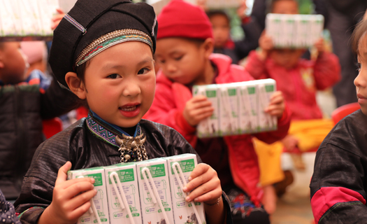 Vinamilk trao tặng 94 nghìn ly sữa cho trẻ em khó khăn Hà Giang